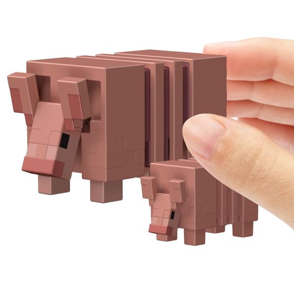 Creeaza exploreaza si supravietuieste cu figurile Minecraft Aceste figurine de actiune au fost create in mod autentic folosind designul pixelat al jocului video asa ca sunt grozave pentru joc si afisare Articulatiile mobile permit personajelor emblematice sa atinga ipostaze de actiune Fiecare figurina vine cu o piesa Build A Portal Jucatorii le pot colecta pe toate pentru a construi un portal complet Minecraft End care este de doua ori mai inalt decat figura Este un cadou grozav pentru 