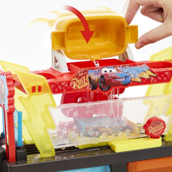Pregateste-l pe Fulger McQueen pentru cursa cu setul Disney  Acest set interactiv de spalatorie transforma joaca intr-o experienta plina de actiune si culoare Foloseste apa rece si calda pentru a schimba culoarea masinutei si a descoperi efecte spectaculoase in timp real Copiii pot spala clati si usuca masina preferata inainte de a trimite din nou pe pista pentru noi aventuri Include o masinuta Color Changers Fulger McQueen si multiple zone de joaca pentru distractie fara sfarsit Perfect 