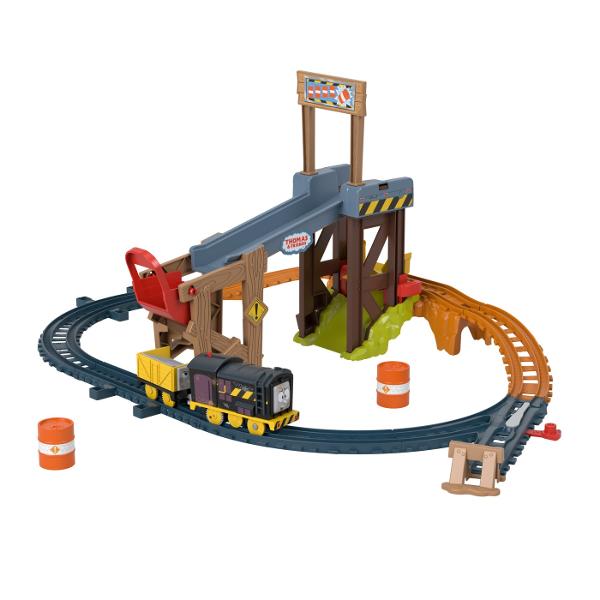 Experimenteaza magia din Sodor cu Constructia de Ridicare si &Icircncarcare a lui Diesel Un set plin de actiune si joaca creativa care combina bucuria lui Thomas the Train cu imaginatia constructiei Ridica si coboara marfa Diesel si Vagonul Problematic livreaza marfa iar tu poti folosi liftul pentru a le aduce la jgheabul de descarcare Actiune palpitanta Urmareste cum butoaiele se rostogolesc pe jgheab si ajung in galeata de descarcare pentru a-ti colecta marfa Extensie de joaca pentru 
