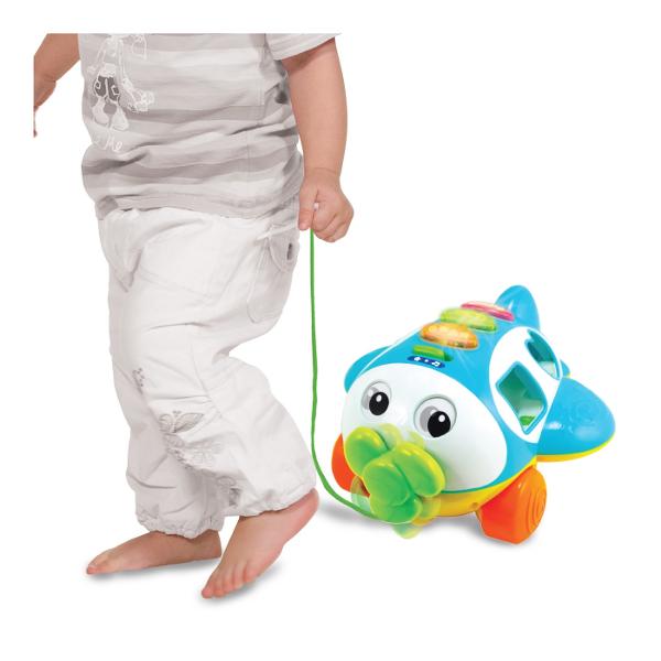 Jucaria Avion de Tras cu Activitati de la Winfun este o jucarie interactiva ce combina distractia cu invatarea Avionul include o activitate de sortare a formelor stimuland copiii sa invete despre formele geometrice triunghi inima cerc si patrat Prin tragerea avionului ochii si elicea se misca iar copiii vor auzi sunete vesele si melodii Aceasta jucarie incurajeaza invatarea literelor numerelor identificarea formelor si pronuntarea unor fraze amuzante Modul de muzica educativ include 