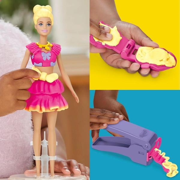 Creeaza stiluri super dragute cu setul Volanase si Fundite Este usor si distractiv sa creezi haine pentru papusa Barbie Play-Doh cu acest kit de arte si mestesuguri Pur si simplu aseaza papusa pe suport foloseste foaia cu modele Play-Doh si decupatoarele pentru a croi rochite Barbie si imbrac-o in cele mai creative moduri imaginabile Ofera-i diferite coafuri Play-Doh cu ajutorul matritei de par sau copiii isi pot face propriile coafuri manual Adauga accesorii pentru papusa Barbie cum ar fi 