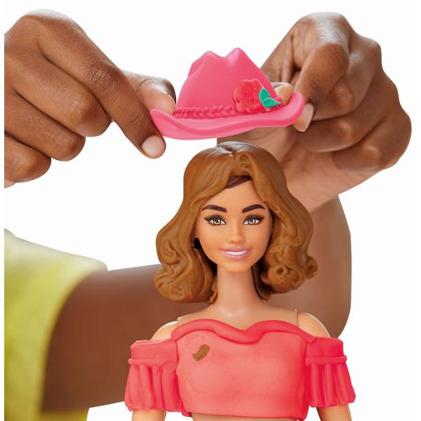 Creeaza stiluri rustice super dragute cu setul Florale si Franjuri Este usor si distractiv sa creezi haine pentru papusile Barbie Play-Doh cu acest kit de arte si mestesuguri Pur si simplu aseaza papusa pe suport foloseste foaia cu modele Play-Doh si decupatoarele pentru a croi tinute Barbie si imbrac-o in cele mai creative moduri imaginabile Ofera-i diferite coafuri Play-Doh cu ajutorul matritei de par sau copiii isi pot face propriile coafuri manual Adauga accesorii pentru papusile 