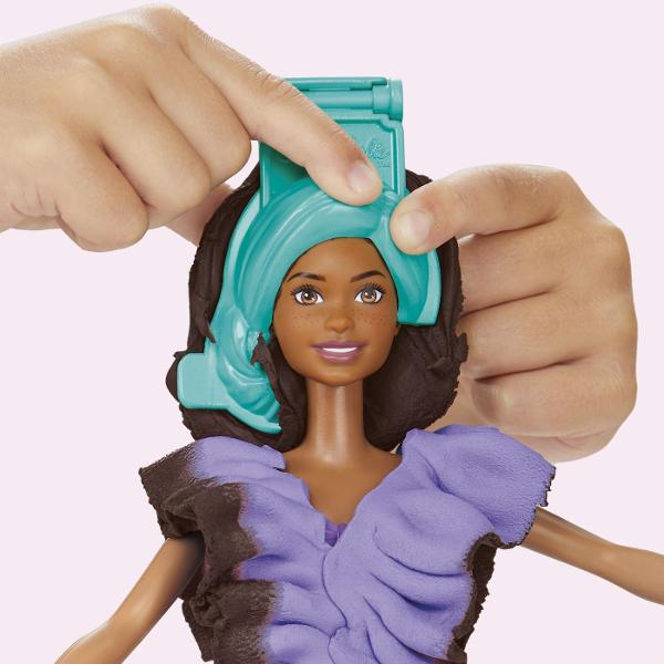 Creeaza stiluri super dragute cu setul Fashionista Ruffles Este usor si distractiv sa creezi haine pentru papusa Barbie Play-Doh cu acest kit de arte si mestesuguri Pur si simplu aseaza papusa pe suport foloseste foaia cu modele Play-Doh si decupatoarele pentru a croi rochite Barbie si imbrac-o in cele mai creative moduri imaginabile Ofera-i 2 coafuri Play-Doh diferite cu matritele pentru par scurt si lung sau copiii isi pot face propriile coafuri manual Adauga accesorii pentru papusa 