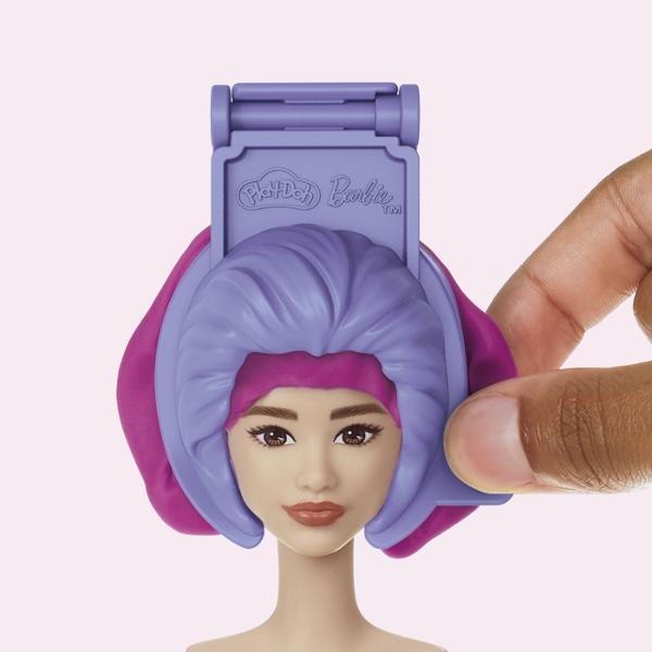 Creeaza stiluri super dragute cu setul Inimioare si Par Este usor si distractiv sa creezi haine pentru papusa Barbie Play-Doh cu acest kit de arte si mesteruguri Pur si simplu aseaza papusa pe suport foloseste foaia cu modelul Play-Doh si decupatoarele pentru a croi rochite Barbie si imbrac-o in cele mai creative moduri imaginabile Ofera-i 2 coafuri Play-Doh diferite cu matritele pentru par scurt si lung sau copii isi pot face propriile coafuri manual Adauga accesorii pentru papusa Barbie 