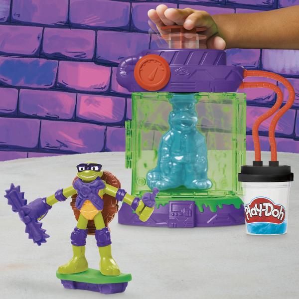 E o zi minunata sa fii un mutant cu Statia de Mutatii Play-Doh Povestiri cu testoasele ninja adolescente mutante Creeaza clone Play-Doh ale lui Mondo Gecko si imagineaza-ti aventuri epice cu acest set de joaca TMNT Trebuie doar sa incarci o forma de soparla in camera sa apesi partea de sus si vei descoperi un personaj Mondo colorat si moale Figurina de actiune Donatello are brate si picioare flexibile pentru o intorsatura senzoriala amuzanta Cele 3 culori Play-Doh ii ajuta pe copii sa 