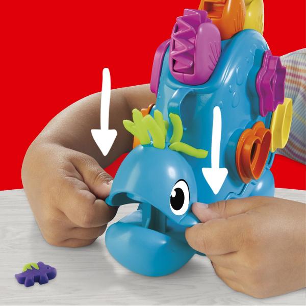 Acest set de joaca creativ ii ajuta pe cei mici sa invete formele si culorile intr-un mod distractiv Dinozaurul prietenos are spatii speciale pentru diferite forme iar copiii pot folosi plastilina colorata pentru a le modela si potrivi Setul include 6 recipiente de Play Doh in culori variate si accesorii pentru joaca interactiva Potrivit pentru copiii de la 2 ani in sus acest set stimuleaza imaginatia abilitatile motorii fine si invatarea prin joaca transformand fiecare activitate intr-o 