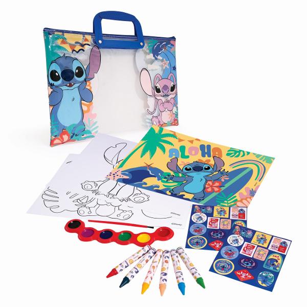 Setul creativ Disney Stitch este alegerea ideala pentru copii care iubesc pictura si personajele simpatice din universul Stitch Ambalat intr-o geanta practica cu maner usor de transport setul contine instrumente esentiale pentru activitati artistice precum carioci creioane colorate acuarele si pensula oferind tot ce este necesar pentru ore intregi de creativitate Designul viu colorat cu ilustratii atractive Stitch transforma fiecare sesiune de pictura intr-o experienta distractiva si 