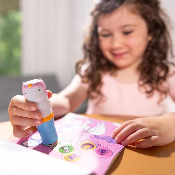 Melissa and Doug Sticker Wow este un set creativ de joaca pentru copii de la 3 ani in sus conceput pentru activitati distractive cu stickere Fiecare set include un aplicator tip stampila cu personaj reincarcabil care distribuie stickere individuale pe paginile incluse in caietul de activitate Setul contine aproximativ 300 de stickere si un caiet cu 24 de pagini pline de jocuri provocari si ilustratii colorate care incurajeaza copiii sa lipeasca sa potriveasca si sa completeze diferite 