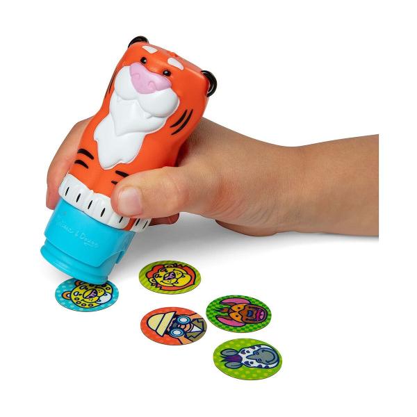 Melissa and Doug Sticker Wow este un set creativ de joaca pentru copii de la 3 ani in sus conceput pentru activitati distractive cu stickere Fiecare set include un aplicator tip stampila cu personaj reincarcabil care distribuie stickere individuale pe paginile incluse in caietul de activitate Setul contine aproximativ 300 de stickere si un caiet cu 24 de pagini pline de jocuri provocari si ilustratii colorate care incurajeaza copiii sa lipeasca sa potriveasca si sa completeze diferite 