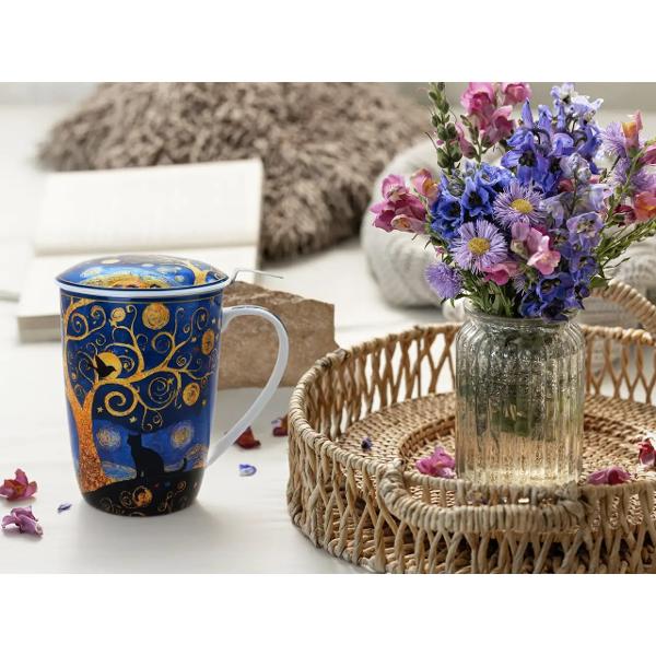 Can&259; elegant&259; din por&539;elan fin cu o capacitate generoas&259; de 600 ml inspirat&259; din stilul inconfundabil al picturilor lui Vincent van Gogh Designul artistic red&259; motive expresive &537;i culori vibrante specifice marelui pictor transform&acirc;nd fiecare moment de savurare a ceaiului &icirc;ntr-o experien&539;&259; plin&259; de inspira&539;ieCana este prev&259;zut&259; cu capac 