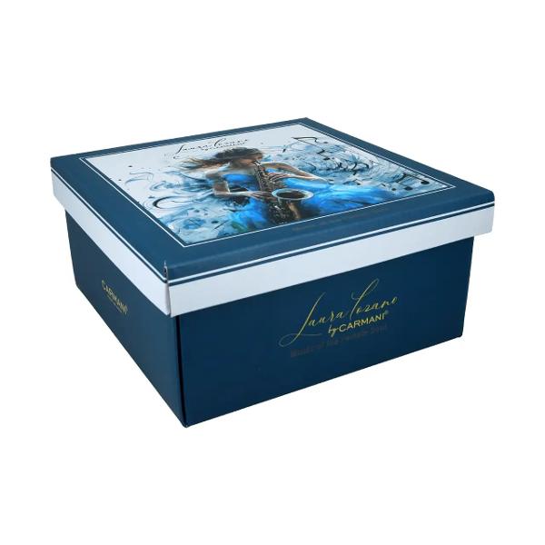 Can&259; elegant&259; din por&539;elan fin cu o capacitate de 350 ml parte din colec&539;ia &bdquo;Muzica sufletului feminin&rdquo; semnat&259; de Laura Lozano Designul expresiv ilustreaz&259; o t&acirc;n&259;r&259; care c&acirc;nt&259; la saxofon &icirc;mbr&259;cat&259; &icirc;ntr-o rochie albastr&259; pe un fundal intens &icirc;n nuan&539;e de albastru electric ce accentueaz&259; dinamismul &537;i energia compozi&539;ieip 