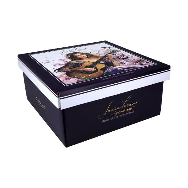 Can&259; rafinat&259; din por&539;elan fin cu o capacitate de 350 ml decorat&259; cu un design artistic din colec&539;ia &bdquo;Muzica sufletului feminin&rdquo; semnat&259; de Laura Lozano Ilustra&539;ia delicat&259; prezint&259; o t&acirc;n&259;r&259; care c&acirc;nt&259; la chitara aflat&259; &icirc;ntr-un c&acirc;mp plin de flori s&259;lbatice cre&acirc;nd o atmosfer&259; poetic&259; &537;i plin&259; de sensibilitatep 