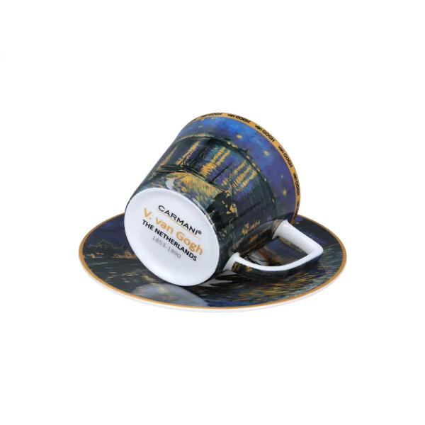 Set elegant realizat din por&539;elan fin inspirat de celebra oper&259; &bdquo;Noapte &icirc;nstelat&259; peste Rhone&rdquo; de Vincent van Gogh ce aduce arta mai aproape de momentele tale de relaxare Setul con&539;ine o cea&537;c&259; de 230 ml cu farfurioar&259; asortat&259; &537;i o can&259; de 400 ml ambele decorate cu nuan&539;e vibrante &537;i detalii artistice specifice stilului inconfundabil al marelui pictorp data-start421 