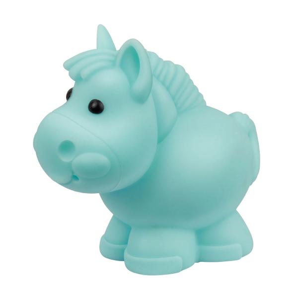 Winfun Water Fun Set Jucarii De Baie Ferma Si Ocean este un set de jucarii pentru baie conceput pentru a transforma timpul petrecut in apa intr-o experienta distractiva si educativa pentru bebelusi Setul include 10 animalute colorate moi si usor de prins special create pentru mainile mici ale copiilor Fiecare figurina poate fi stransa pentru a pulveriza apa oferind un element interactiv care stimuleaza curiozitatea si incurajeaza jocul activ Culorile vii si formele prietenoase contribuie 