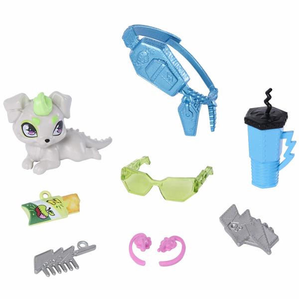 Descopera stilul electrizant din universul Monster High cu papusa Frankie Stein un personaj iconic cu un look modern si accesorii pline de personalitate Frankie impresioneaza prin parul lung in nuante contrastante si tinuta statement compusa din rochie neagra cu detalii grafice si elemente inspirate din tema electrica Accesoriile incluse completeaza povestea de la ochelari si bautura tematica pana la telefon gustare si un adorabil animal de companie Fiecare detaliu reflecta spiritul 