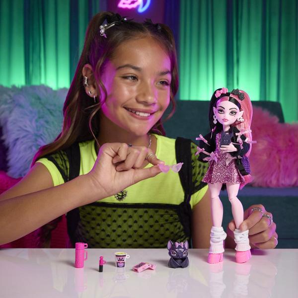 Intra in atmosfera gotica si plina de stil din universul Monster High cu papusa Draculaura un personaj emblematic cu un look adorabil si indraznet Draculaura impresioneaza prin parul lung in doua nuante contrastante si tinuta stralucitoare in tonuri de roz si negru completata de accesorii statement si detalii inspirate din tematica vampirica Setul include diverse accesorii pentru joaca precum are eleganta telefon gustare bautura tematica ochelari si un animal de companie cu design 