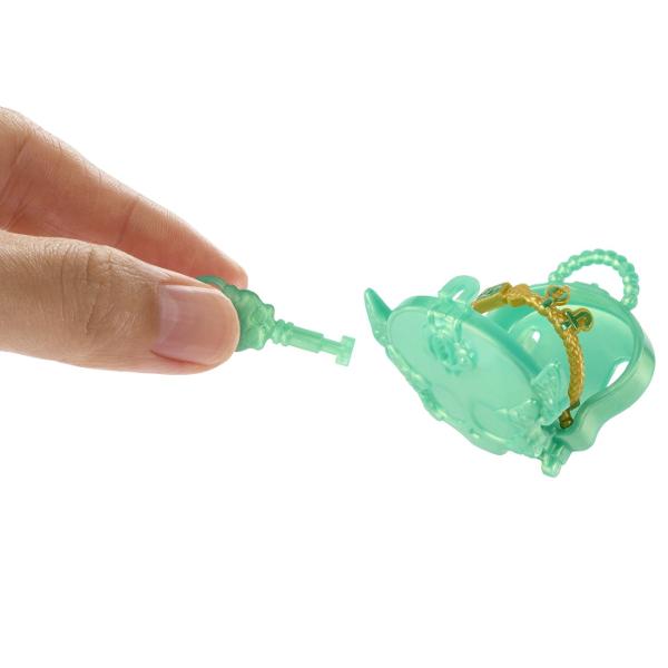 Descopera misterele din universul Monster High cu Skulltimate Secrets un pachet plin de surpriza si transformari spectaculoase In interior se afla papusa inspirata din tematica exotica cu tinute si accesorii ascunse ce pot fi dezvaluite pas cu pas Setul include peste 19 surprize si mai mult de 125 de combinatii de styling oferind numeroase posibilitati de personalizare a look-ului Copilul poate debloca compartimentele cu ajutorul cheii incluse descoperind haine accesorii si elemente 