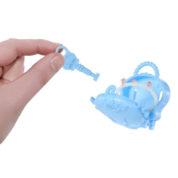 Descopera universul plin de mister si stil din colectia Monster High Skulltimate Secrets cu papusa Lagoona Blue intr-o editie speciala cu surpriza Setul include peste 19 surprize si ofera mai mult de 125 de combinatii de styling permitand personalizarea completa a tinutelor si accesoriilor Copilul poate debloca compartimentele secrete cu ajutorul cheii incluse dezvaluind haine accesorii si elemente tematice inspirate din atmosfera exotica a oazei Papusa impresioneaza prin parul lung in 