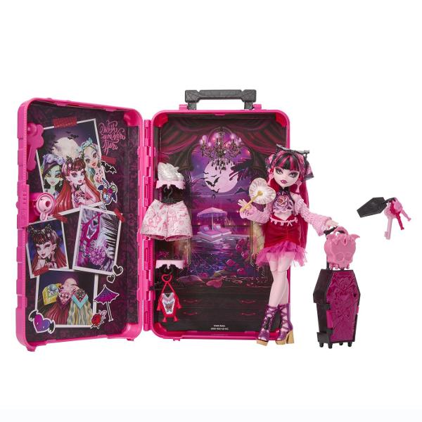 Descopera universul plin de mister si stil din colectia Monster High Skulltimate Secrets cu papusa Draculaura intr-o editie speciala cu surpriza Setul include peste 19 surprize si ofera mai mult de 125 de combinatii de styling permitand personalizarea completa a tinutelor si accesoriilor Copilul poate debloca compartimentele secrete cu ajutorul cheii incluse dezvaluind haine accesorii si elemente tematice inspirate din atmosfera exotica a oazei Papusa impresioneaza prin tinute in nuante 