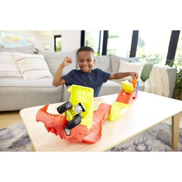 Setul de joaca Hot Wheels Monster Truck Invinge Sarpele Urias aduce spectacolul arenelor de cascadorii direct in camera copiilor Inspirat din competitiile Monster Trucks acest circuit plin de actiune provoaca jucatorii sa invinga un sarpe urias care pazeste arena Masinuta Monster Truck este lansata pe pista cu viteza pentru a sari peste obstacole si pentru a lovi tinta incercand sa doboare capul sarpelui gigantic Mecanismul interactiv transforma fiecare lansare intr-o provocare 