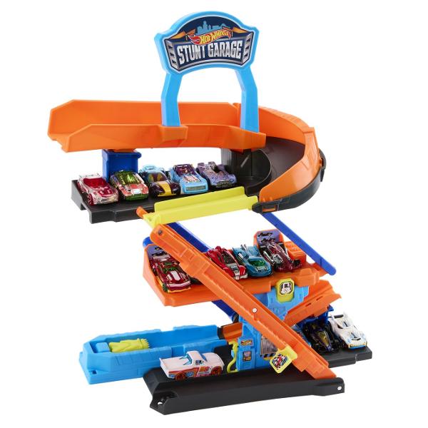 Descopera adrenalina si versatilitatea cu setul Hot Wheels City un garaj spectaculos 2 in 1 care se transforma rapid din spatiu de parcare intr-o pista plina de cascadorii Structura modulara permite configurarea in mod garaj pentru depozitarea masinutelor sau in mod stunt pentru lansari rapid si trasee dinamice Setul include o masinuta Hot Wheels si multiple niveluri cu rampe platforme si mecanisme de lansare care ofera actiune continua Capacitatea de stocare generoasa permite organizarea a 