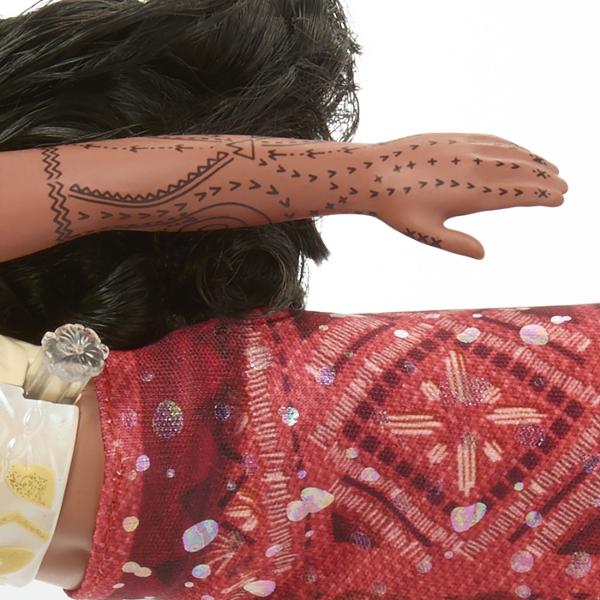 Papusa inspirata din universul Disney Vaiana 2 aduce aventura oceanului in joaca copiilor Personajul este imbracat in costumul sau traditional cu detalii inspirate din cultura insulelor tropicale si sunt par lung ondulat Setul include o figurina mica de broasca testoasa si un accesoriu in forma de stea de mare pentru a recrea scenele din poveste Papusa poate pluti in apa si are efect special de schimbare a culorii atunci cand este scufundata in apa oferind o experienta de joaca interactiva 