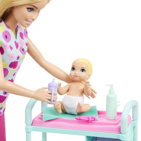 Descopera universul plin de grija si imaginatie cu papusa Barbie Doctor Pediatru un set adorabil care incurajeaza jocul de rol si dezvoltarea empatiei Barbie este imbracata in uniforma medicala colorata cu imprimeu vesel si stetoscop la gat pregatita sa aiba grija de cei doi bebelusi inclusiv in set Pachetul cu accesorii specifice unui cabinet pediatric precum pat pentru consult instrumente medicale si diverse pentru ingrijiri micutilor oferind multe posibilitati de joaca Copilul poate 