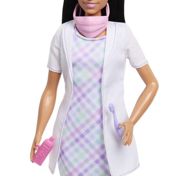 Copiii pot explora tot felul de cariere cu Barbie De la un om de stiinta la un copil de doctor papusile Barbie Careers sunt gata sa inspire povesti pentru toata lumea Barbie poarta haine detasabile cu tematica de cariera si alte accesorii pentru a spune povesti Imaginatia poate juca o lume plina de posibilitati de povestire si oportunitati de cariera cu aceasta papusa puternica gata sa inspire copiii sa fie tot ce isi doresc sa fie Acest pachet contine un set de joaca cu Barbie Dentist