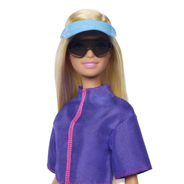 Porneste in aventuri in aer liber alaturi de papusa Barbie Malibu din colectia Family And Friends pregatita pentru momente pline de distractie si explorare Imbracata intr-o tinuta casual si moderna cu bluza mov si pantaloni scurti asortati Barbie este gata pentru plimbari drumetii si joaca in natura Aspectul prietenos si stilul relaxat incurajeaza joaca de rol si imaginatia copiilor Setul include diverse accesorii tematice care completeaza experienta perfecta de joaca precum rucsac 