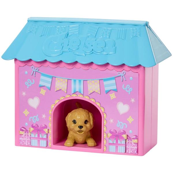 Setul Barbie Family and Friends Clubul lui Chelsea Zi De Nastere aduce distractia unei petreceri aniversare direct in lumea jocului imaginativ Setul include o papusa Chelsea si multiple accesorii tematice care recreeaza atmosfera unei petreceri pline de culoare Standul decorat cadourile baloanele si accesoriile de petrecere permit copiilor sa creeze propriile povesti si scenarii de sarbatoare Setul mai include si un mic animal de companie si diverse elemente decorative care completeaza 