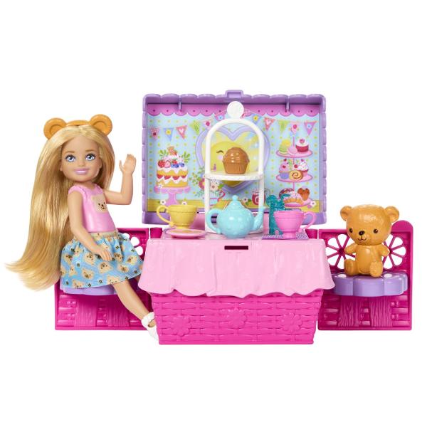 Setul Barbie Family and Friends Clubul lui Chelsea Petrecere Cu Ceai Surpriza transforma timpul de joaca intr-o petrecere vesela in aer liber Setul include o papusa Chelsea si multe accesorii tematice pentru un picnic sau o petrecere cu ceai precum cani ceainic deserturi si alte elemente decorative Standul de servire se poate transforma intr-un cos de picnic compact usor de transport si depozitat Culorile vesele si detaliile inspirate din lumea deserturilor creeaza o atmosfera jucausa 