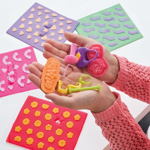 Play-Doh Barbie este un set creativ care imbina universul fashion Barbie cu distractia modelarii plastelinei Copiii de peste 5 ani pot crea tinute spectaculoase decorate cu flori inimi diverse modele decorative si folosesc foile cu sabloane incluse pentru a realiza texturi si detalii elegante Setul contine mai multe culori de plastelina Play-Doh accesorii si elemente pentru personalizarea rochiilor si accesorii oferind libertate totala de exprimare si creativitate Este ideal pentru 
