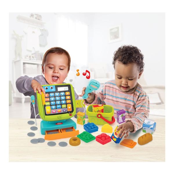 Winfun Set Casa De Marcat Interactiva Cu Accesorii este o jucarie interactiva complexa conceputa pentru copii de la 24 luni ideala pentru invatare prin joaca si dezvoltarea abilitatilor de baza matematica si sociala Setul include o casa de marcat electronica cu functie de calculator real scanner microfon functional si multiple accesorii precum alimente de jucarie si cos de cumparaturi oferind o experienta completa de joc de rol Casa de marcat este prevazuta cu taste numerice si functii 