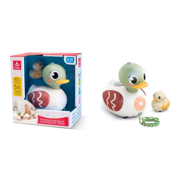 Jucarie interactiva de tras Familia De Ratuste conceputa speciala pentru bebelusi si copii mici care imbina joaca activa cu stimularea senzoriala Produsul include o ratusta mare prevazuta cu snur pentru tragere si o ratusta mica creand un set atractiv si prietenos pentru cei mici Jucaria este echipata cu functii muzicale si efecte sonore peste 20 de melodii si sunete contribuind la dezvoltarea auzului si a reactiilor copilului Miscarea in timpul deplasarii combinata cu luminile si 