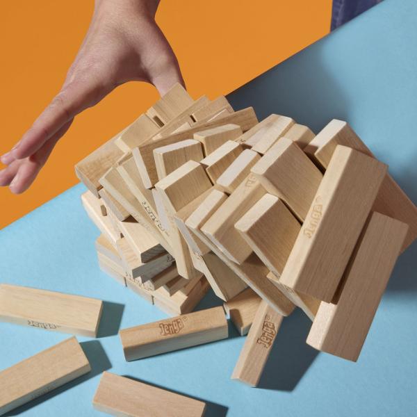 Faceti echipa construiti si alergati pentru a lua coroana Jocul Jenga este o intorsatura frenetica si distractiva a jocului clasic Jenga Jucatorii se impart in echipe si se intrec pentru a-si construi obiectul Jenga folosind blocurile din lemn de esenta tare Un coechipier descrie configuratia afisata pe card si ghidati doar de descrierea lor ceilalti se grabesc sa construiasca si sa incununeze creatia lor Dar ai grija Daca o echipa o construieste gresit sau face obiectul sa cada trebuie 