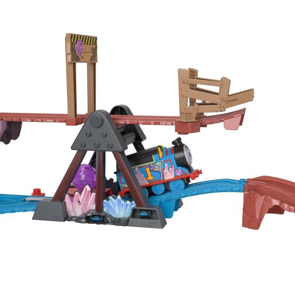 Copiii pot retrai calatoria captivanta a lui Thomas in Muntele Lookout din seria Thomas &amp Friends All Engines Go&trade cu acest set de tren motorizat pe baterii de la Fisher-Price&reg Crystal Caves Adventure Dispunand de 9 bucati de sina un pod basculant super cool si detalii si incarcatura distractive din Crystal Caves Acest set de tren plin de actiune le permite tinerilor conducatori sa-l trimita pe Thomas in cursa in pesteri pentru a-si livra incarcatura speciala din nou si 