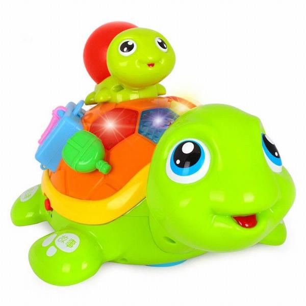 Familia testoaselor cu lumini si sunete va oferi copilului dumneavoastra momente pline de distractie si veselie iar dumneavoastra privindu-l zambete Apasa pe butoane urmareste culorile asculta sunetele aceste simple dar extrem de importante activitati sunt benefice pentru dezvoltarea inteligentei si atrag dupa sine curiozitatea copilului in timpul jocului Luminile emise de catre aceasta ii starnesc curiozitatea descoperind noi moduri de a se juca Dezvolta perceptia vizuala si 