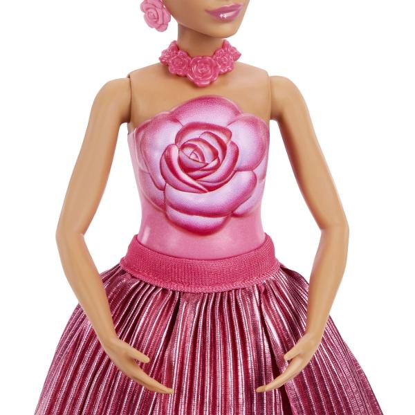 Barbie Petal Pop Papusa Barbie Trandafir Rosu este o jucarie surpriza creativa si plina de magie care ascunde in interior o papusa si accesorii adorabile Ambalajul in forma de floare cu petale colorate si design elegant se deschide pentru a dezvalui sau experienta de unboxing captivanta In interior se afla o papusa Barbie si un mic companion oferind multiple posibilitati de joaca si povesti imaginative Texturile culorile pastelate si detaliile florale stimuleaza simturile si 
