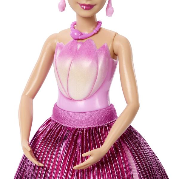Barbie Petal Pop Papusa Barbie Lalea Roz este o jucarie surpriza creativa si plina de magie care ascunde in interior o papusa si accesorii adorabile Ambalajul in forma de floare cu petale colorate si design elegant se deschide pentru a dezvalui sau experienta de unboxing captivanta In interior se afla o papusa Barbie si un mic companion oferind multiple posibilitati de joaca si povesti imaginative Texturile culorile pastelate si detaliile florale stimuleaza simturile si creativitatea 