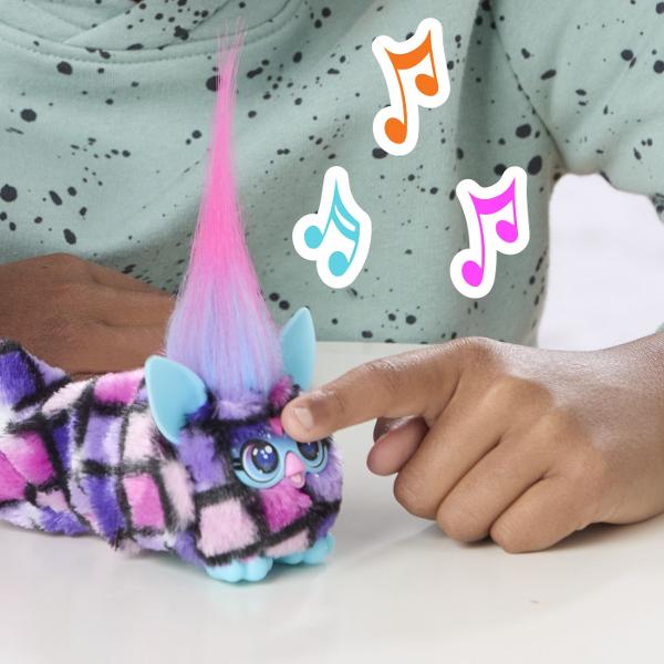 Jucarie interactiva din gama Furby Furblets DIS CO DAZZ conceputa pentru distractie muzicala si interactiune dinamica Produsul are un design compact si colorat cu blanita moale si detalii expresive fiind usor de transport si utiliza oriunde Jucaria este echipata cu peste 45 de sunete si efecte muzicale oferind o experienta variata prin activarea diferitelor functii Interactioneaza prin atingere si manipulare raspunzand cu sunete amuzante si melodii stimuland imaginatia si curiozitatea 