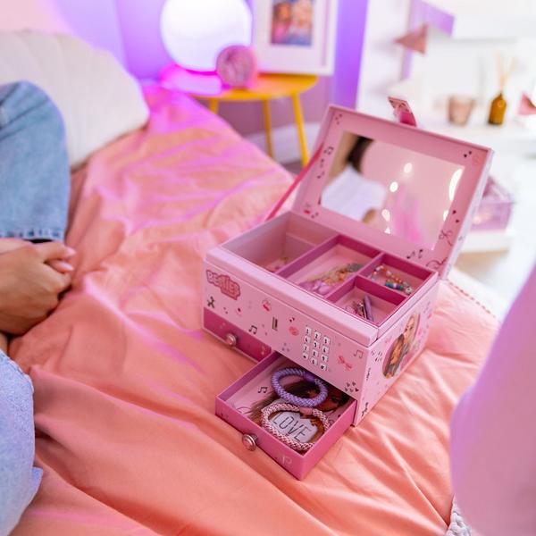 Pentru bijuterii sau mici comori &537;i secrete Cutia roz pentru bijuterii TOPModel se deschide doar atunci c&acirc;nd este introdus codul corect din 4 cifre personalizabilschimbabil Apoi noua melodie TOPModel BEST FRIENDS se aude timp de aproximativ 20 de secunde Cu motive frumoase cu modele &537;i pictograme dr&259;gu&539;e la exterior &537;i &icirc;n interior Compartimentul principal o incrusta&539;ie deta&537;abil&259; cu trei compartimente &537;i dou&259; sertare cu 