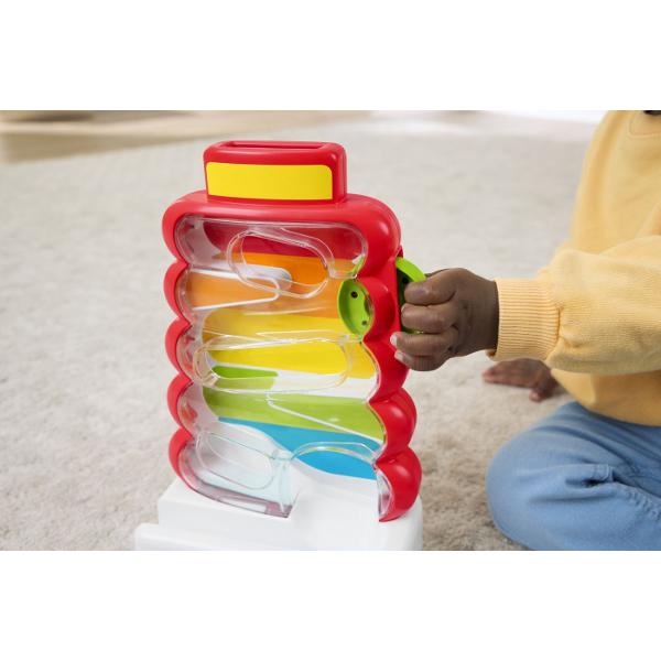Jucaria Fisher-Price De Dezvoltare Turn Cu Discuri Colorate este special conceput pentru a stimula dezvoltarea timpurie a bebelusilor prin joaca interactiva si plina de culoare Setul include o structura transparenta cu traseu intern si discuri colorate pe care copilul le introduce in partea superioara urmarind cum acestea coboara in mod imprevizibil pana la baza Acest mecanism simplu dar captivant ajuta la dezvoltarea coordonarii mana-ochi si la intelegerea relatiei cauza-efect Designul 