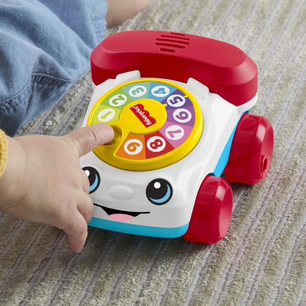 Telefonul interactiv Fisher-Price Vehicul Telefon este o jucarie clasica reinterpretata intr-un design modern si prietenos special conceputa pentru bebelusi Cu un aspect vesel si culori atractive aceasta jucarie stimuleaza curiozitatea si incurajeaza joaca activa Discul rotativ numerotat permite copilului sa interactioneze prin rotire dezvoltand coordonarea mana-ochi si abilitati motorii fine Rotile functionale transforma jucaria intr-un vehicul usor de impins sau tras sustinand miscarea 