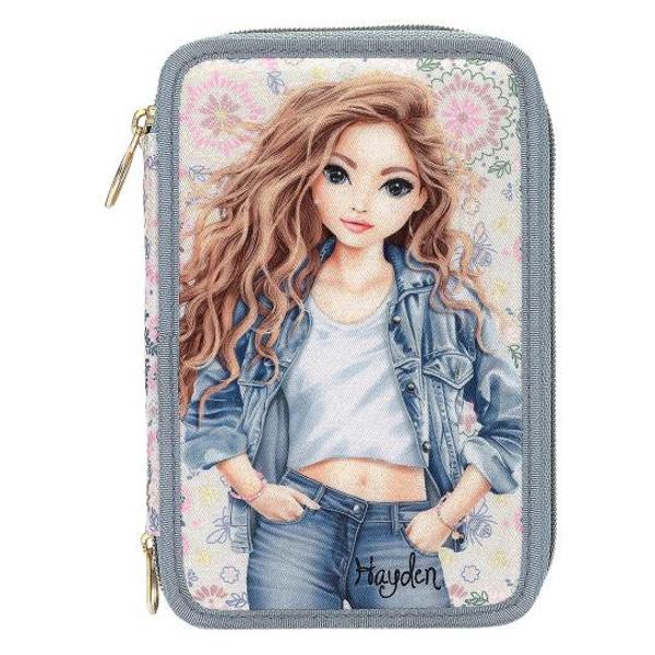 Juc&259;u&537; dar casual penarul TOPModel are un motiv cool cu &8203;&8203;model &icirc;n aspect denim pe fa&539;&259; &537;i un model floral pe un fundal crem de jur &icirc;mprejur Marginile &537;i fermoarele sunt albastru deschis Cele trei compartimente separate sunt complet echipate cu 18 creioane colorate &537;i markere o radier&259; foarfece o rigl&259; 2 creioane un stick de lipici un ascu&539;itor &537;i un buzunar mic cu velcro