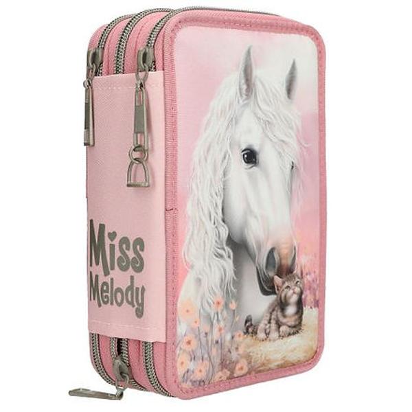 Dulce prietenie cu animale Partea din fa&539;&259; a penarului roz de la Miss Melody prezint&259; un motiv mare reprezent&acirc;nd un cal alb &537;i o pisicu&539;&259; pe un balot de f&acirc;n &icirc;nconjurat&259; de flori delicate Extra dr&259;gu&539; pandantivul tip scar&259; cu aspect argintiu antic de pe fermoar Cele trei pandantive tip scar&259; cu aspect argintiu antic de pe fermoar Cele trei compartimente separate sunt fiecare complet echipate cu 18 carioci si 18 