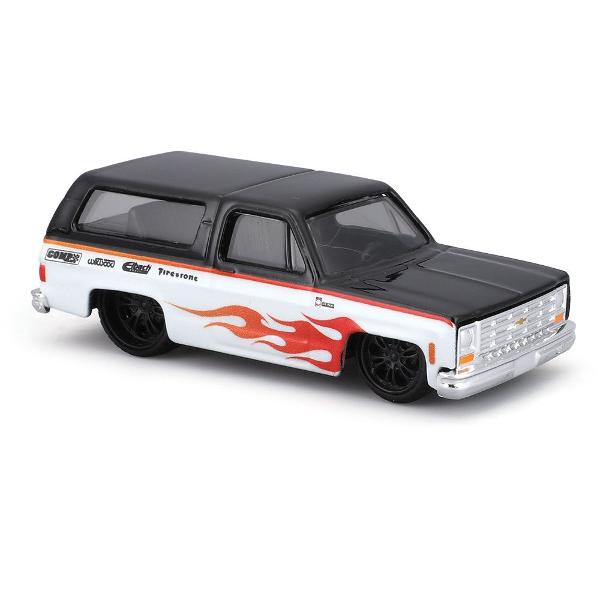 Set Elite Transport Camion Transportator si Masinuta Metalica scara 1 la 64 conceput pentru colectionari si pasionatii de vehicule clasice dar si pentru copii care apreciaza jocul realist Include un camion de tractare si un autoturism ambele realizate din metal cu elemente din plastic pentru un echilibru optim intre rezistenta si detaliu Modelul impresioneaza prin finisaje atent realizate detalii autentice si elemente functionale care reproduc fidel scenarii reale de transport si 