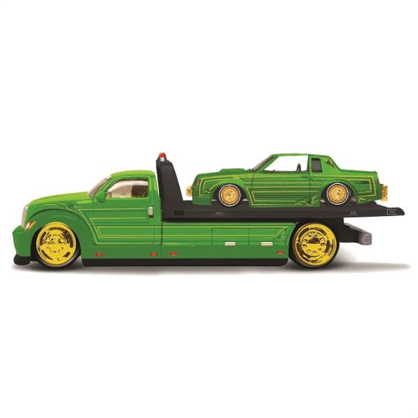 Set Elite Transport Camion Transportator si Masinuta Metalica scara 1 la 64 conceput pentru colectionari si pasionatii de vehicule clasice dar si pentru copii care apreciaza jocul realist Include un camion de tractare si un autoturism ambele realizate din metal cu elemente din plastic pentru un echilibru optim intre rezistenta si detaliu Modelul impresioneaza prin finisaje atent realizate detalii autentice si elemente functionale care reproduc fidel scenarii reale de transport si 