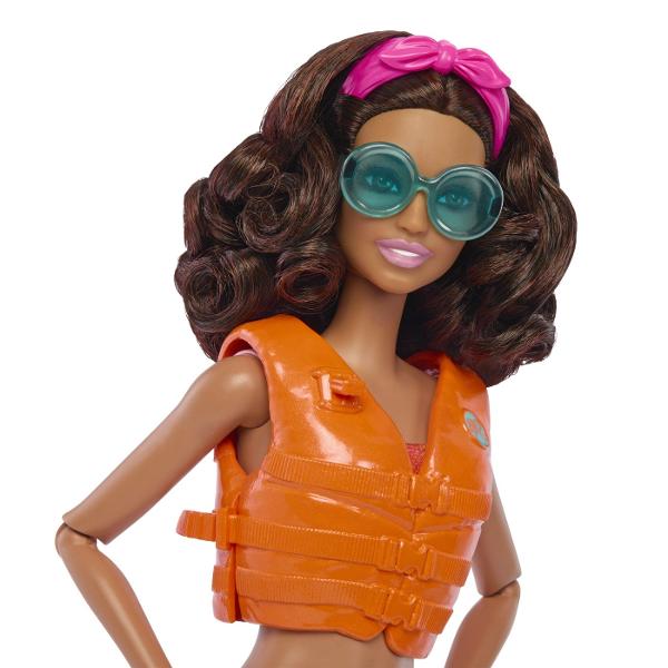 Sa inceapa distractia pe apa Copiii se pot juca cea mai buna zi pe plaja cu aceasta papusa Barbie Ea vine cu o placa de surf un catelus si accesorii realiste de distractie la plajaPlaca de surf cu imprimeu groovy tine papusa in loc cu cleme pentru picioare si o curea de glezna in timp ce ea calatoreste pe valuriPapusa Barbie poarta o tinuta sportiva de inot cu bentita si vine la pachet impreuna cu un catel jucausEa este super entuziasmata de distractie la soare cu un corp care permite 