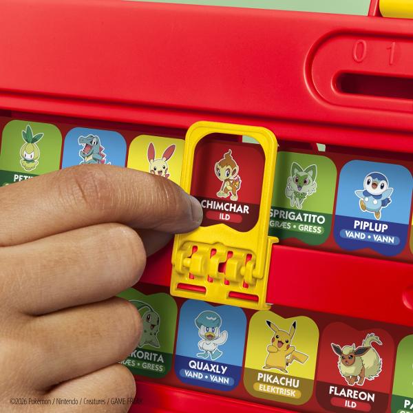 Jocul Guess Who Pokemon aduce regulile clasice ale jocului de deductie intr-o editie inspirata de universul Pokemon Fiecare jucator alege in secret un Pokemon iar adversarul trebuie sa descopere personajul misterios adresand intrebari la care se poate raspunde cu &bdquoda&rdquo sau &bdquonu&rdquo Pe masura ce primesc raspunsurile jucatorii elimina variantele pana cand reusesc sa identifice Pokemonul ales de adversar Jocul include 48 de Pokemon din 8 tipuri diferite 