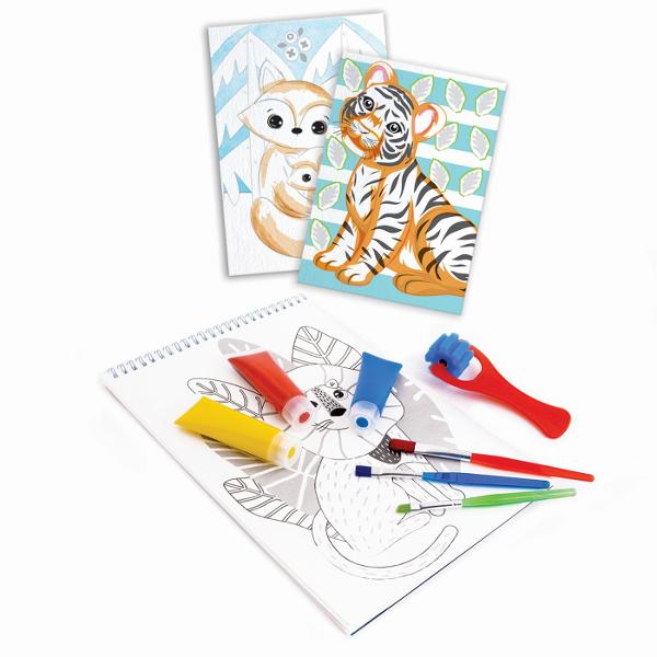 Mega Art Studio 5 in 1 este un set creativ complet ideal pentru copiii pasionati de desen si pictura oferind tot ce au nevoie pentru a-si dezvolta imaginatia si talentul artistic Setul include un seulet tip valiza usor de transport si depozitat 3 tehnici de pictura diferite si aproximativ 60 de accesorii pentru realizarea propriilor opere de arta In interior vei gasi pensule acuarele culorile creioane ghid ilustrat de pictura si roata educationala a culorilor elemente care ii ajuta pe 